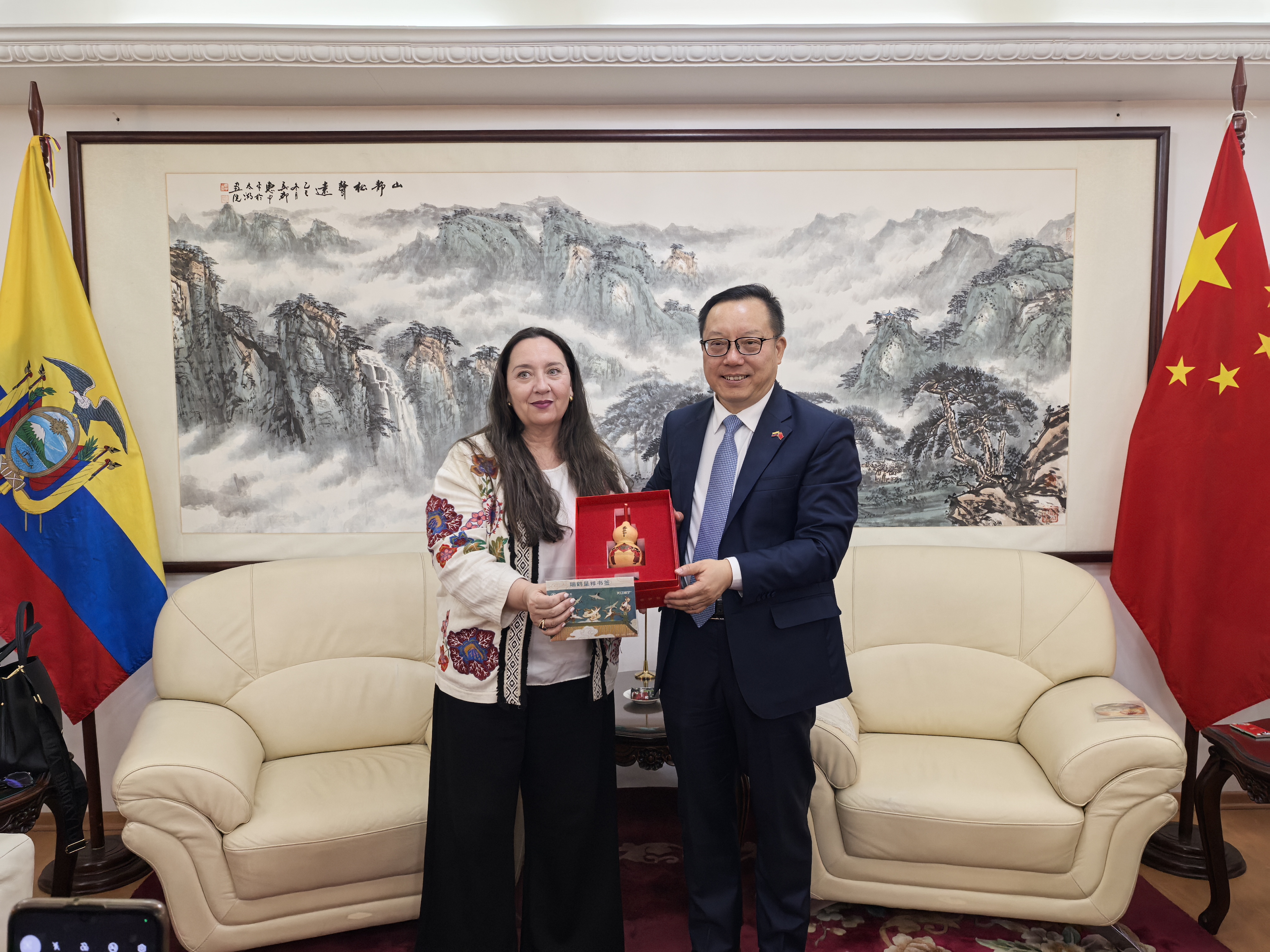 大使见基多西班牙中心主席莫莱拉.jpg